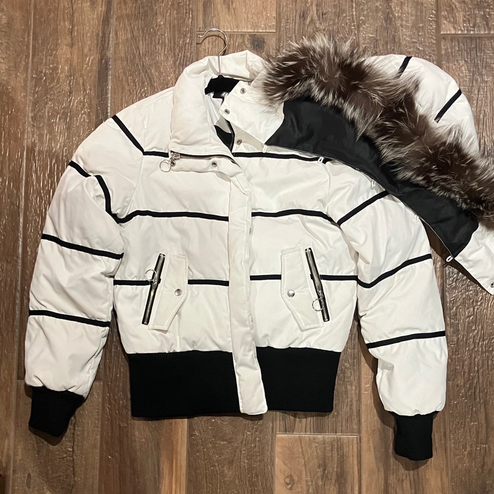 Women's White and Black Puffer Jacket with Faux Fur Trim 🪶